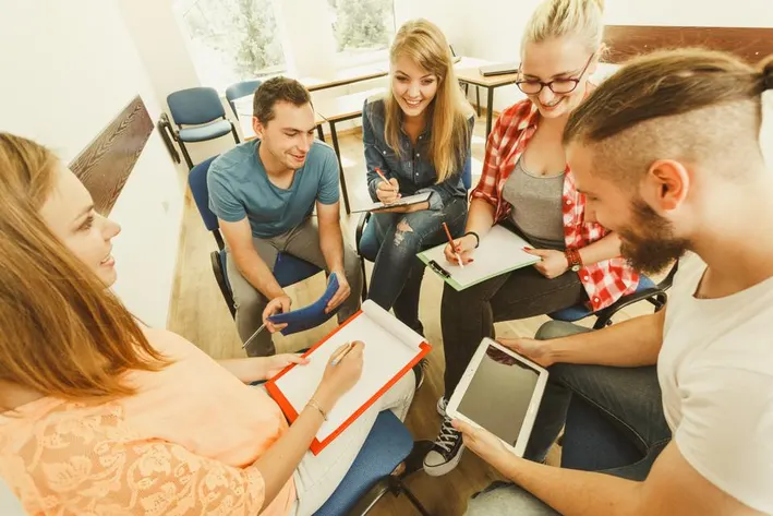 enesejuhtimise koolitus ettevõtetele - tiimid arutlevad